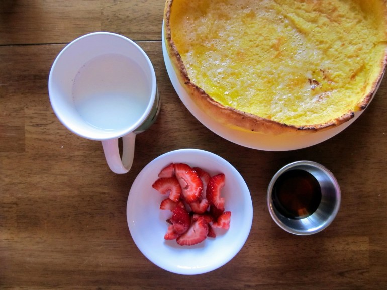 Puff pancake, strawberries and breve. Starting the weekend right.