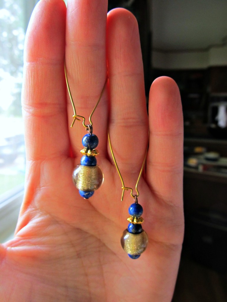 Today I did something I never do and I ignored chores most of the day. I spent the time painting and making jewelry. Here are some super quick earrings...tomorrow I share the rest.